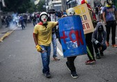 معارضون لمادورو يقتحمون قاعدة جوية في شرق كاراكاس