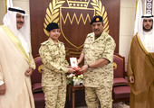 البحرين : القائد العام يستقبل راشد بن خليفة وكريمته عائشة بنت راشد بمناسبة تخرجها في أكاديمية ساند هيرست العسكرية       