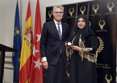 بالصور: مصممة الأزياء الإماراتية منى المنصوري أول عربية تكرم في إسبانيا 