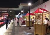 المئات يتوافدون على سوق التنين الشعبي