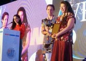المخرجة إيمان كامل تحصد جائزة أيقونات نسائية من المنتدى الاقتصادي للمرأة في الهند