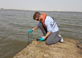 البحرين : وفد بريطاني علمي يجمع عينات لمتابعة جودة البيئة البحرية 