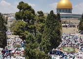 بالصور.. ربع مليون فلسطيني يؤدون الجمعة الأولى من رمضان في الأقصى